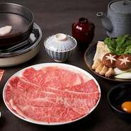 熟成肉盛合わせのすき焼きセットです。
先付、お肉（熟成肉盛合わせ120g）、ざく、卵、玉子、お新香、みそ椀、御飯
※メニューは仕入状況等により変更となる場合がございます。予めご了承ください。
