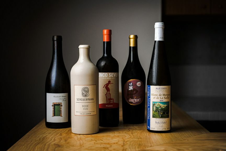 季節の繊細な風味を邪魔しない柔らかな味わいのワインが揃う