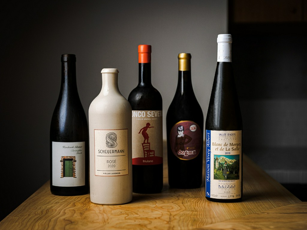 季節の繊細な風味を邪魔しない柔らかな味わいのワインが揃う