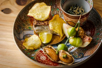 旬の魚介や野菜料理を季節感たっぷりに盛り合わせた前菜