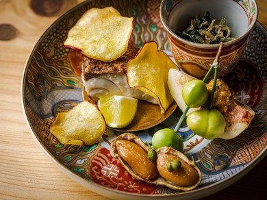 旬の魚介や野菜料理を季節感たっぷりに盛り合わせた前菜