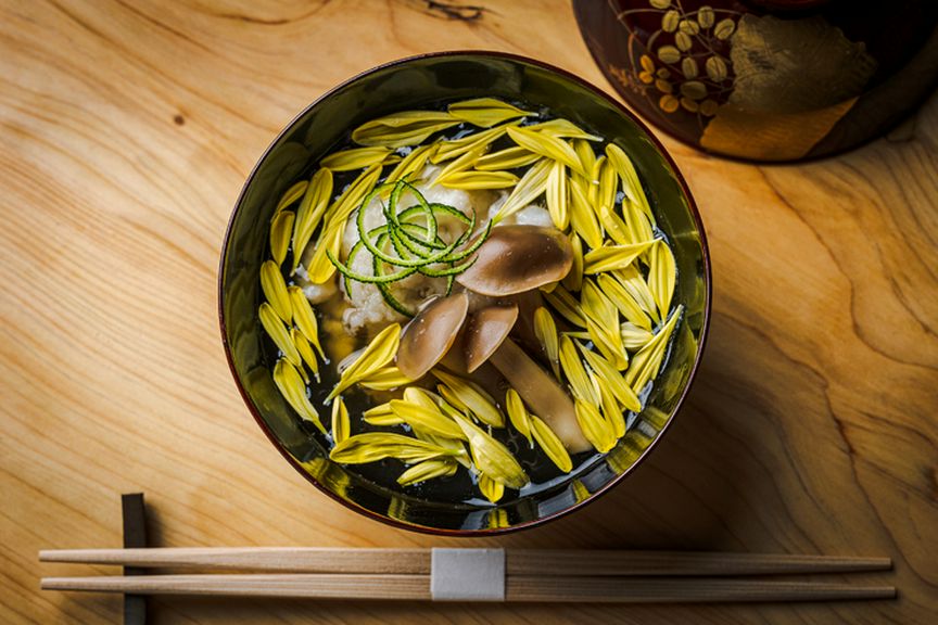 甘鯛のしんじょと丹波しめじに青柚、黄菊を散らした、初秋のお椀