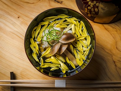 甘鯛のしんじょと丹波しめじに青柚、黄菊を散らした、初秋のお椀