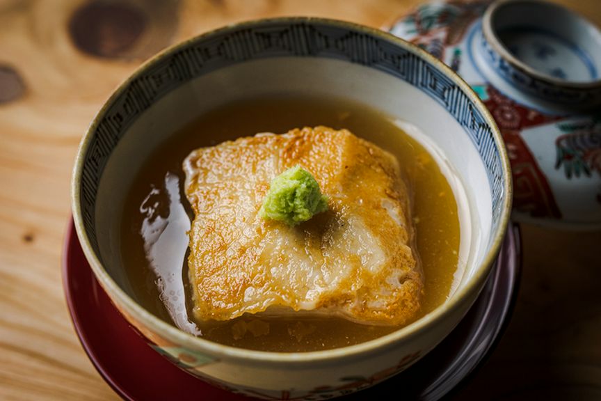 1から手間暇かけて自家製にする風味濃厚な自家製胡麻豆腐