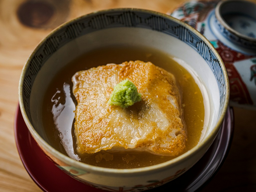 1から手間暇かけて自家製にする風味濃厚な自家製胡麻豆腐