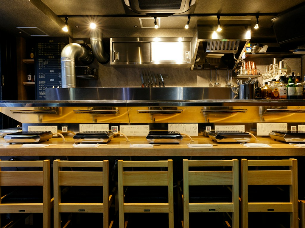 一台のプレートを二人で使いながら、焼肉デートを満喫