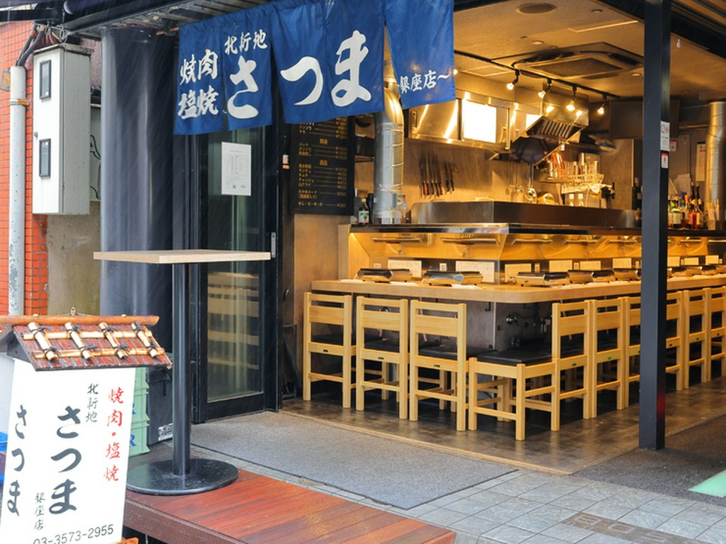 ガラス越しに店内を見ながら、一人でふらっと来店