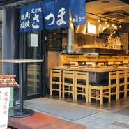 通りに面した壁や扉はガラス張りとなっています。そのため、歩きながらも店内の様子を見ることが可能。笑顔で食事をしている人たちが目に止まると、つい足を向けたくなります。