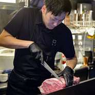 「お客様が気を使うことなく、食事を楽しんでいただける店でありたい」と話します。店長自ら自然体でいることを心がけ、店全体を和やかな雰囲気に。おいしいお肉が揃う中、皆の笑顔が溢れます。
