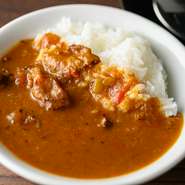 煮込みすぎると溶けきってしまうというほど上質な牛すじを煮込み、味に深みとコクをプラス。しかし、あくまで焼肉後の締めとして食べるため、トマトの酸味と甘みを前面に出しつつ食後感をほどよく仕上げる。