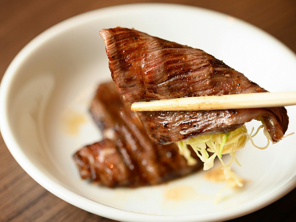 名物、近江和牛雌牛のハラミは、キャベツの浅漬けを巻いて食べる