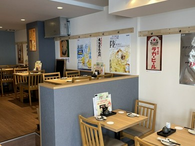 リラックスしてお食事が楽しめるカジュアルな雰囲気が魅力