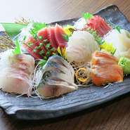 全国各地の厳選した新鮮な旬の地魚を仕入れております。