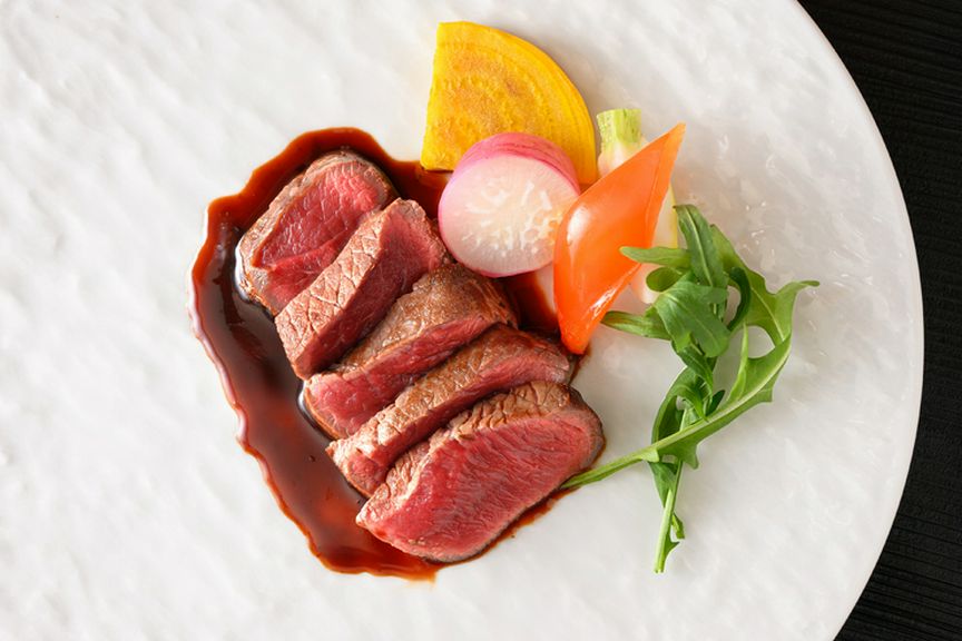 季節の食材を贅沢に使い、旬の滋味をボーダレスな料理で届ける