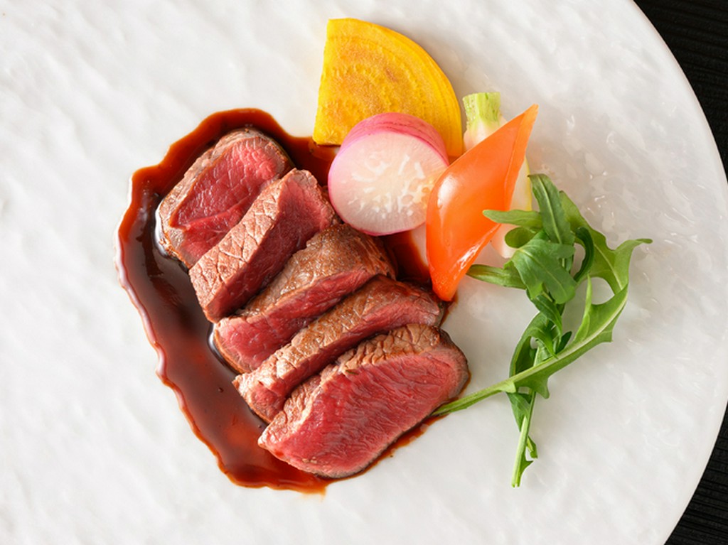 季節の食材を贅沢に使い、旬の滋味をボーダレスな料理で届ける