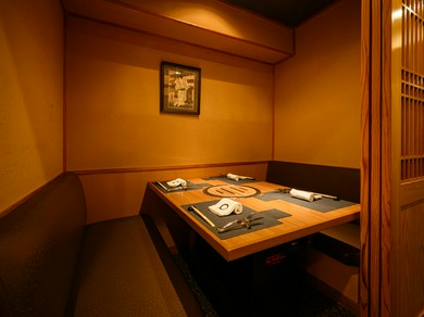 2〜10名様に対応。落ち着いた和空間に格子が美しい個室を設え