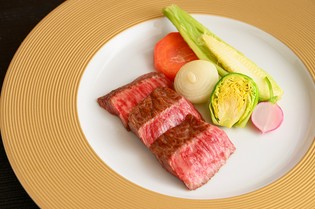 四季折々の日本食材、黒毛和牛や高級海鮮、世界各国の贅沢食材