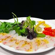 愛知県産の新鮮な真鯛を、レモンベースの爽やかなソースとご一緒に。
新鮮な真鯛は野菜とも相性抜群です。