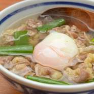 知る人ぞ知る大阪の名物料理。肉の旨みがとろけ出したスープは絶品の一言。半熟卵を溶けば、また違った味わいに。