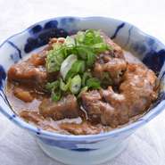 牛肉を味噌やみりんで煮込んだ新世界名物の"どて焼"。当店のどて焼は和牛を使用。他店では味わうことのできないものに仕上げました。