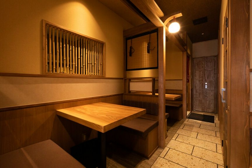 二名のテーブル席でゆっくりくつろげます。