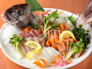 地元の新鮮な海の幸を堪能できる『本日のお刺身盛り合わせ』