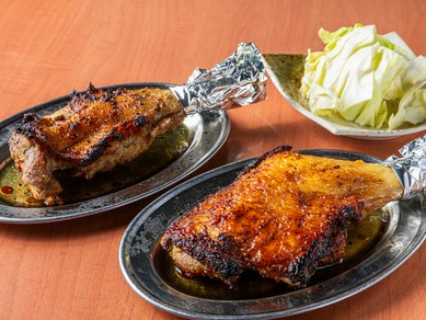 秘伝のレシピと熟練の技が融合した『国産骨付き鶏（若・親）』