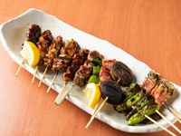 タレにもこだわり、多くのリピーターに愛される『鶏串盛り合わせ（10本）』