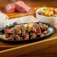 一つの御膳に京都産の食材を盛り込んだ、セットメニューがオススメ。『京都牛のステーキ』には、京都産の野菜からだしをとったスープ、京都産無農薬栽培のレタスを使用したサラダ、京都丹波米のご飯などが付きます。