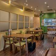 新しい発見と古き良きものの融合をテーマに、「ニューレトロ」を意識したという店内には、ゆったりと座れるテーブル席を配置。ライムとレモンカラーをベースにしたインテリアが、穏やかな雰囲気を演出しています。