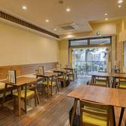 ハンバーグやオムライスを堪能するランチはもちろん、夜はお酒と共にアラカルトで楽しむのもオススメ。無農薬レタスを1株使ったスムージーやテイクアウトメニューも充実していて、シーンに合わせて利用できます。