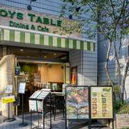 中心街から少し離れた、河原町通りにあるカフェダイニングです。メニューのコンセプトは、「洋食屋のメニューを和テイストにアレンジした、一汁三菜」。地元産の食材を活かした、新しいアプローチで魅せてくれます。