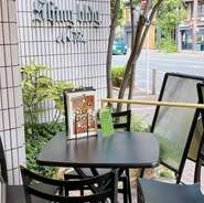 テラスは開放感があり、自然な光と風を感じながら、ゆったりとした食事が楽しめる空間です。

京都牛のステーキや京野菜サラダやグリル野菜など、地元京都の食材を使った料理をご提供いたします。