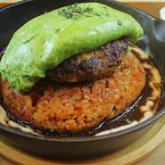 京都府産小松菜のピューレと宇治抹茶を混ぜたチーズinオムレツを自家製ハンバーグに乗せました。下は自家製ケチャップソース とバターを絡めて作ったケチャップライスです。