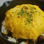 セット　1400円・単品　1250円／自家製のケチャップソースでつくったバターチキンライスにトロトロ卵が乗っています
。