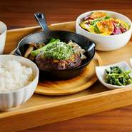 京都府産九条ネギをたっぷりと使った「特製ネギベーゼ」を乗せた一番人気ハンバーグ
Mサイズセット　1480円
Lサイズセット　1880円
単品　1280円