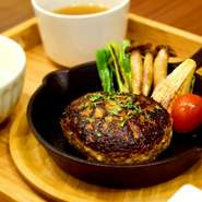 トリュフスパイスを練りこんだハンバーグをトリュフ塩とトリュフデミソースでお召し上がりください。

Mサイズセット　1380円
Lサイズセット　1780円
単品　1180円