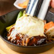 ミルク感たっぷりのあつあつチーズが雪崩のように流れます。チーズが流れる様子は動画映え間違いなしです。

Mサイズセット　1480円
Lサイズセット　1880円
単品　1280円