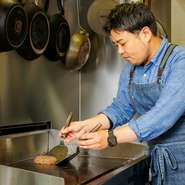 「お店で誰かと食事をする楽しみ」を大切にしてもらいたいと話す梅若さん。「誰かと一緒に来てほしい」と、カウンター席をつくらず、ゆったり座れるテーブル席を配置。心地よい雰囲気づくりを心がけているそうです。