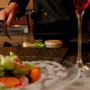 一年に一度の特別な日にふさわしい一軒。食材たちが料理に生まれ変わる瞬間を、ライブ感たっぷりに楽しめる鉄板料理。記憶に残る素敵なひとときを演出してくれます。