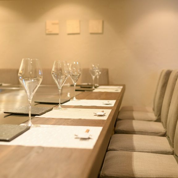 ライブ感たっぷりのカウンターで、いつもより贅沢なデートを演出