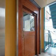 JR三宮駅から徒歩4分。緑色の階段を上がった先に待つ木製の扉が【神戸鉄板ステーキいわさき】の目印です。洗練された空間のなか非日常を楽しめる、隠れ家的鉄板焼き店です。