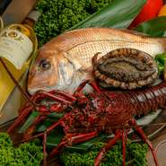 肉だけでなく、野菜・海鮮も選りすぐりの素材を用意しています。季節の野菜をシンプルに活かした焼き野菜に、瀬戸内近海で水揚げされた海の幸。旬を感じさせる逸品に、鮮度抜群の活鮑や活〆車海老も楽しめます。