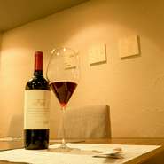 お肉をさらに奥深くしてくれるワイン。フランス産を中心に各国よりおすすめのワインをセレクトしています。事前にコースに合わせたいワインの相談や、お気に入りワインの持ち込み相談も可能です。