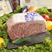 ・二種食べ比べローストビーフ
・季節スープ
・サラダ
・神戸ビーフ三種食べ比べ
ロース100g ヒレ100g 赤身肉100g（計二人で300g）
・季節野菜
・ガーリックライス※牛吸い物・漬物付
・デザート
・ドリンク