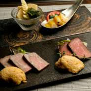 コースでは、二種類のローストビーフの食べ比べをオードブルとして楽しめます。霜降り肉と赤身肉。焼き上げの温度も部位ごとにこだわり、それぞれ異なるおいしさを引き出しています。