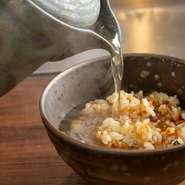 鉄板焼きの終盤を飾る逸品。焦がし醤油の香りを纏わせたライスに、細かくカットした牛すじや野菜の旨みをプラス。半分ほど食べ進めたあとは、牛すじでスープをとった牛吸い物でお茶漬け風にあっさりといただけます。