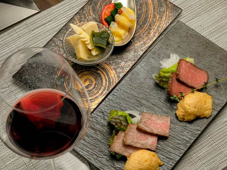 異なるおいしさと出合う『ローストビーフ二種食べ比べ』