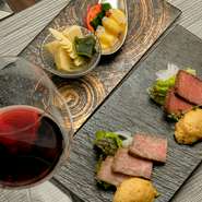 霜降り肉と赤身肉。二種類のローストビーフの食べ比べを楽しめるオードブル。焼き上げの温度も部位ごとにこだわり、それぞれ異なるおいしさを引き出しています。