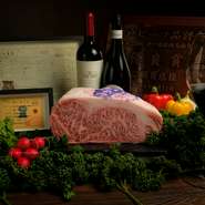 確かな目で見極めたA5等級の黒毛和牛に、BMS（脂肪交雑）No9,10,11にこだわったA5等級の「神戸ビーフ」。鉄板料理一筋の料理人が自信を持って薦める食材をカウンターで食す。とびきりの贅沢に酔いしれてみませんか。